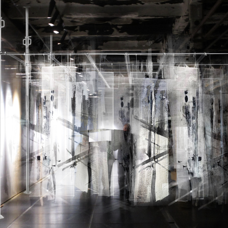 sombras pasean por una instalaci&oacute;n