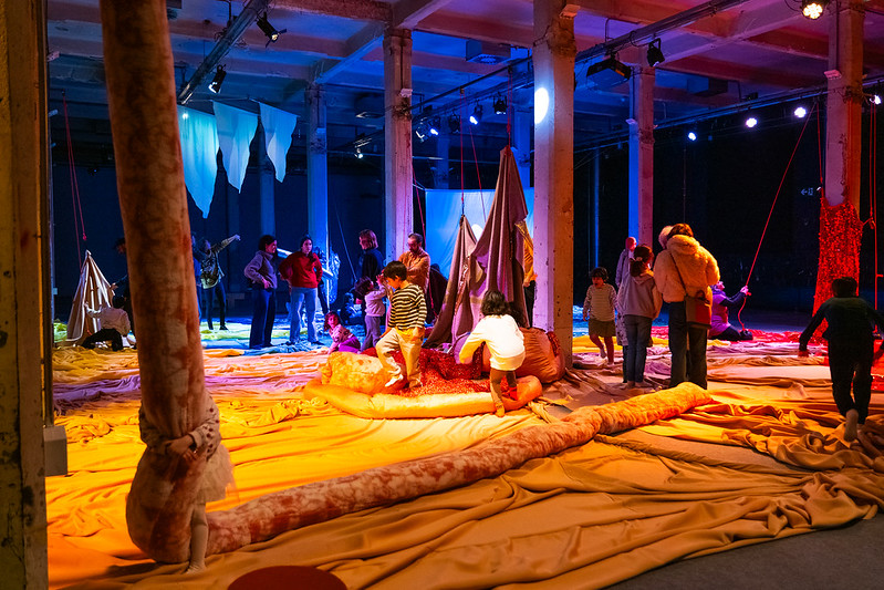 Ni&ntilde;os y ni&ntilde;as jugando con cojines y otras piezas de tela