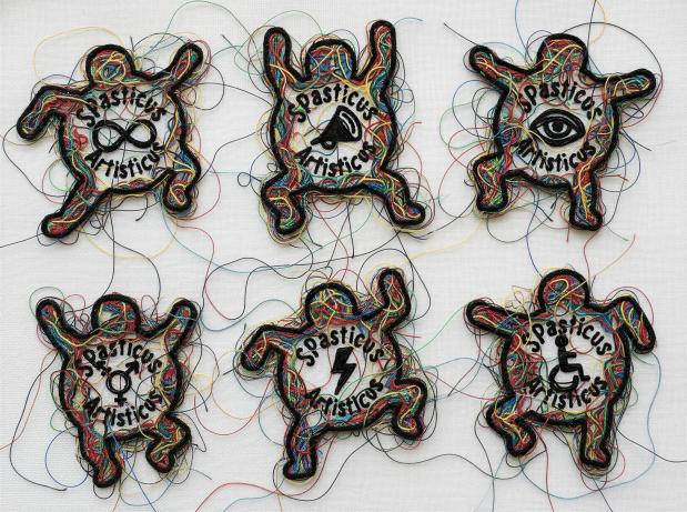 Seis figuras humanas hechas con hilo