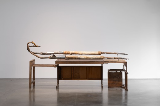 Mesa en espacio di&aacute;fano