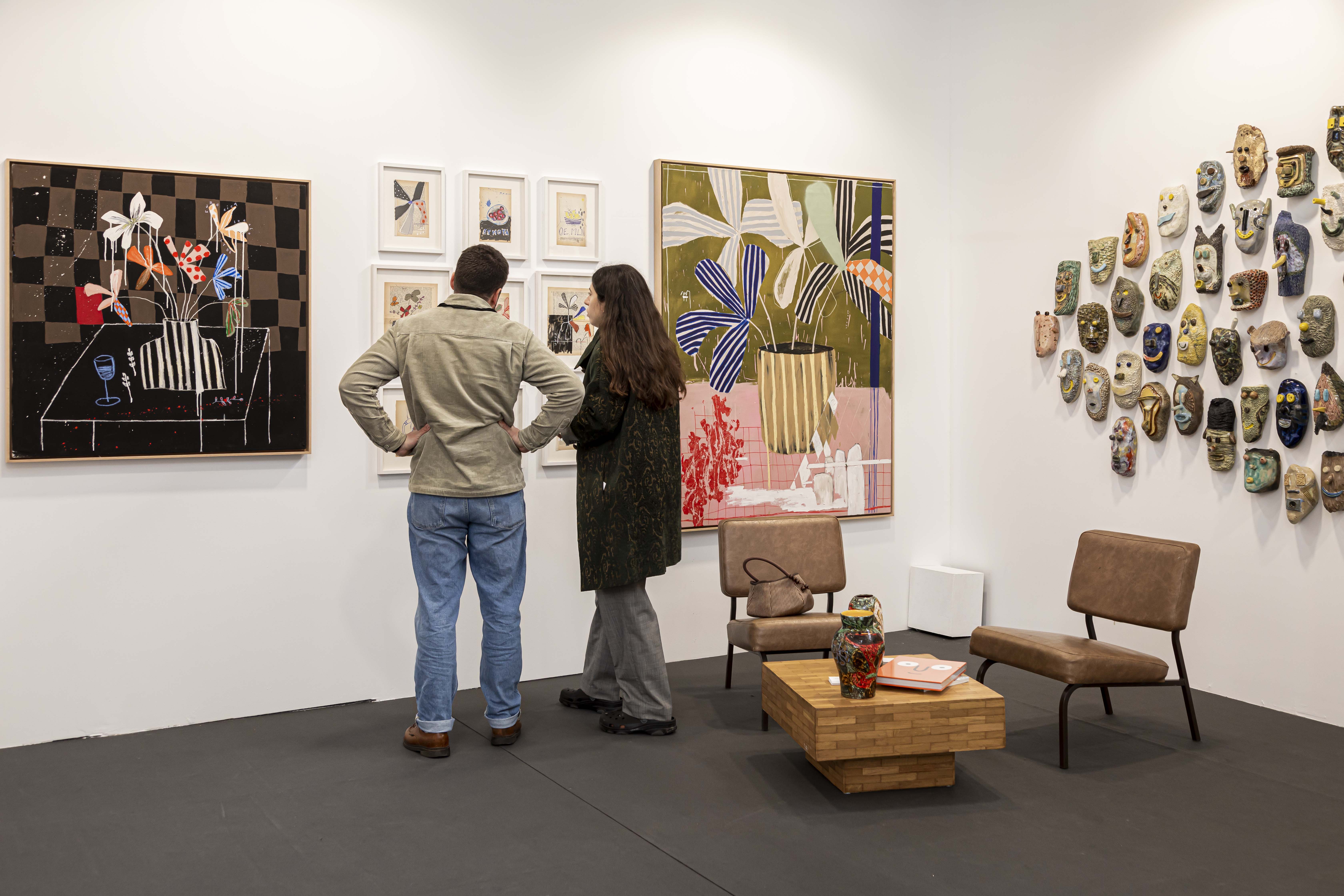 Una pareja observa obras de arte