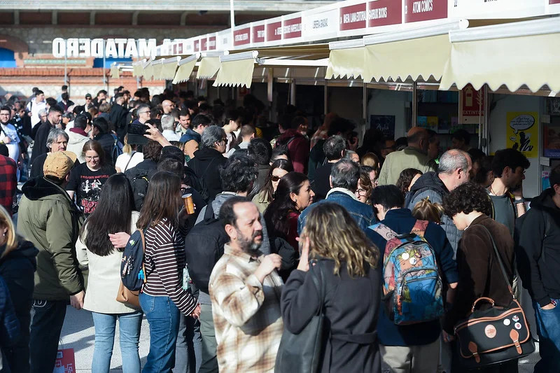 Gente frente a casetas asiste a una feria