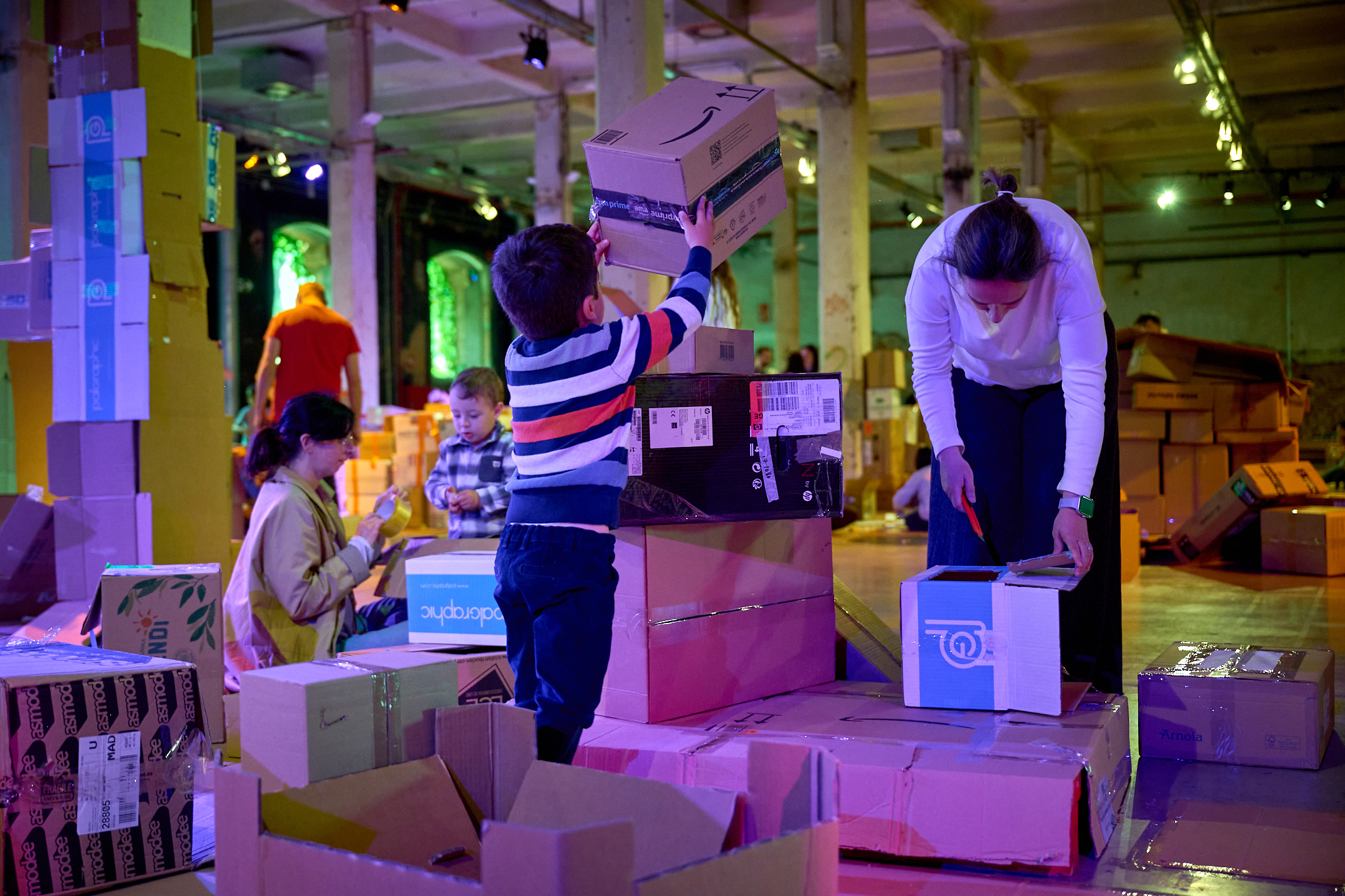 Ni&ntilde;o juega con cajas de cart&oacute;n