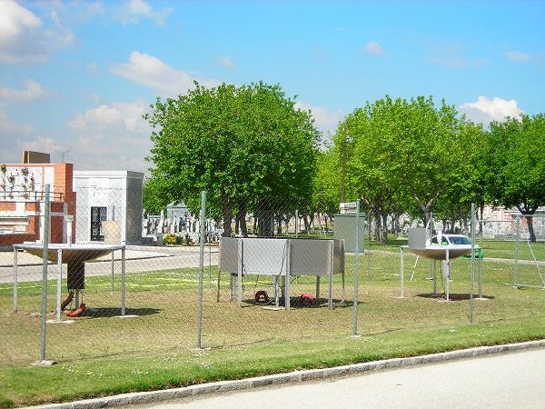 Fotografía del sistema SODAR-RASS instalado en el Cementerio de la Almudena