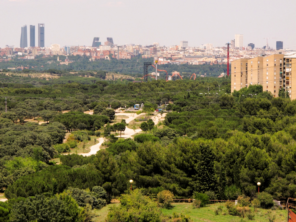 vista general del parque con el skyline de Madrid de fondo